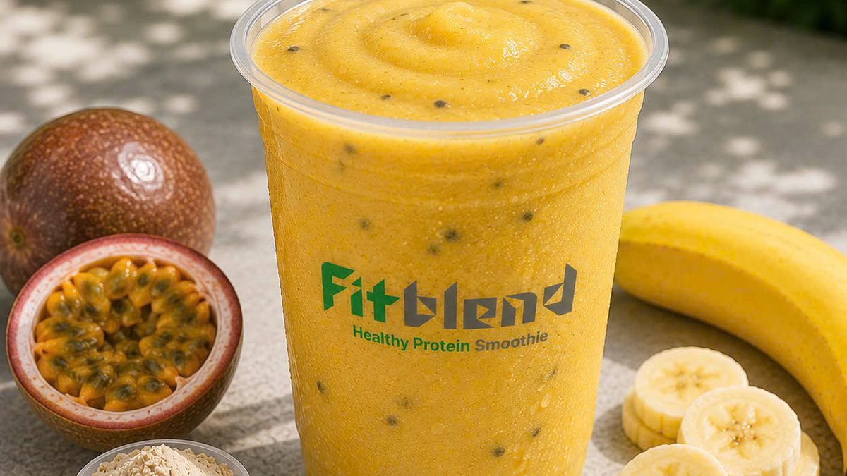Ly sinh tố FitBlend bên cạnh chanh dây, chuối và muôi bột ức gà